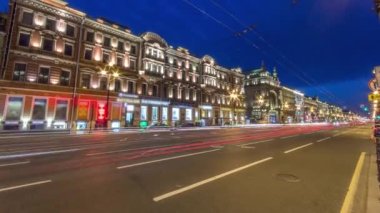 Nevsky Prospekt Bulvarı 'ndaki gece trafiği St. Petersburg Timelapse' da. Dinamik Hareket ve Yoğun Yol Sahnesi. Aydınlatılmış tarihi binalar