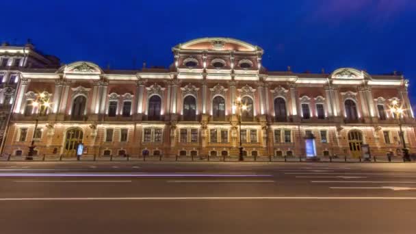 灯火通明的Beloselsky Belozersky宫 夜晚从俄罗斯圣彼得堡Nevskiy大道的Anichkov桥飞驰而过 — 图库视频影像