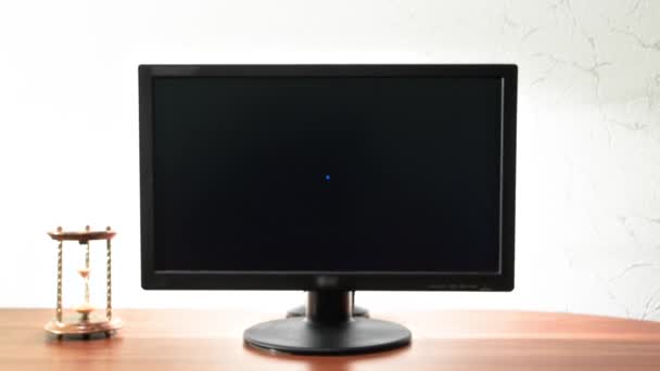 Mesa Trabalho Para Trabalho Digital Com Computador Ampulheta Perto Monitor — Vídeo de Stock