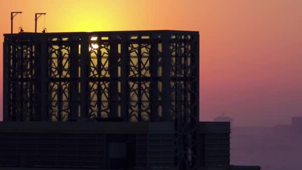 迪拜海港的日出 塔楼耸立在摩天大楼的屋顶上 阿联酋的空中时间过去了 早上从上面俯瞰着橙色的天空 — 图库视频影像