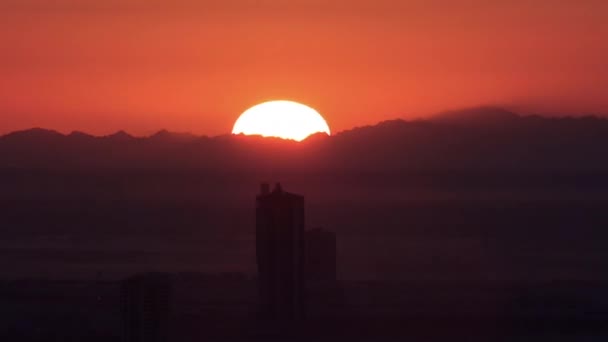 来自迪拜滨海的日出 高山和热气球从天窗顶上升起 阿联酋的空中时间 多雾的早晨从上面看 — 图库视频影像