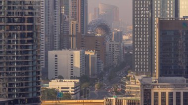Dubai Uluslararası Finans Bölgesi Havacılık Zaman Çizelgesi. Şehir merkezine yakın otelleri ve müzesi olan gökdelenler. Gün batımından önce iş ve finans kuleleri arasındaki yol trafiğini kapat