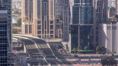 Yoğun yol kesişiminin ve Dubai 'deki kavşakların üst hava görüntüsü. Trafik sıkışıklığından kaçınmak için kavşak ve otoyolların modern inşaat tasarımı. İş sahasındaki gökdelenlerin yakınında araba sürmek