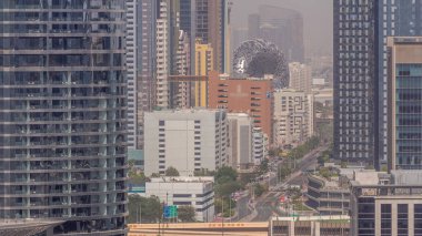 Dubai Uluslararası Finans Bölgesi Havacılık Zaman Çizelgesi. Şehir merkezine yakın otelleri ve müzesi olan gökdelenler. Güneşli bir günde iş ve finans kuleleri arasındaki yol trafiğini kapat