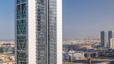 Dubai Şehir Yürüyüşü 'nün hava görüntüsü gökdelen zaman aralığının arkasında görülüyor. Alçak binalar ve villalar Avrupa tarzı caddeler olarak yaratıldı. Şeyh zayed yolunda ve metro hattında trafik var.