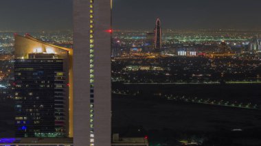 Bur Dubai ve Deira bölgeleri, ofis kulelerinin arkasındaki finans bölgesinden izleniyor. Dubai Deresi boyunca bulunan binalar.