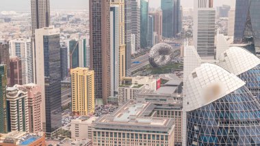 Dubai 'deki Sheikh Zayed Yolu' ndaki yüksek binaların Skyline görüntüsü. Uluslararası Finans Merkezi 'nin mali merkezindeki gökdelenler ve oteller yukarıdan