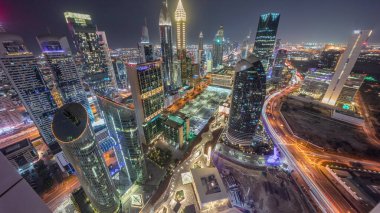 Skyline, Dubai 'deki Sheikh Zayed Yolu' ndaki yüksek binaların panoramik manzarasına bakıyor. Uluslararası Finans Merkezi 'nde yukarıdan aydınlatılmış gökdelenler