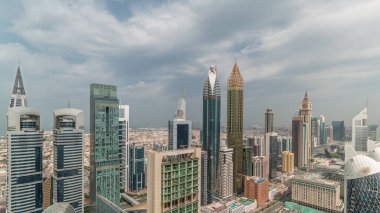 Dubai 'deki Sheikh Zayed Yolu' ndaki yüksek binaların gökyüzü manzaralı panoramik zaman dilimi, BAE. Uluslararası Finans Merkezi 'ndeki gökdelenler bulutlu gökyüzü ile yukarıdan finans merkezi