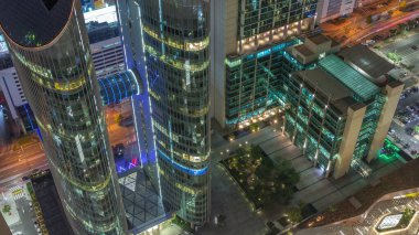 Dubai 'deki Sheikh Zayed Yolu' ndaki yüksek binaların manzarasına bakıyorum. Hava sahasındaki gece saatleri, BAE. Yukarıdan Uluslararası Finans Merkezi 'nde parlayan pencereli aydınlık gökdelenler