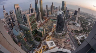 Dubai 'deki Sheikh Zayed Yolu' ndaki gökdelenlerin gökyüzü manzarası gece gündüz geçiş zamanı, BAE. Güneş doğmadan önce Uluslararası Finans Merkezi 'ndeki gökdelenler