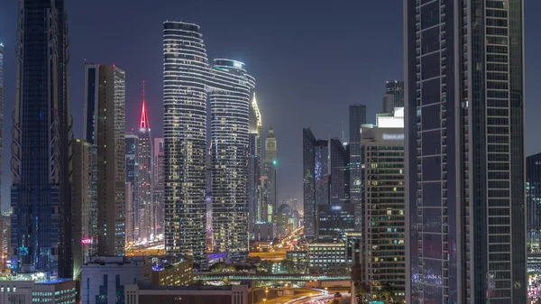 Futurystyczne Wieże Oświetlone Drapacze Chmur Ruchliwym Ruchem Ulicznym Dubaju Śródmieście — Zdjęcie stockowe