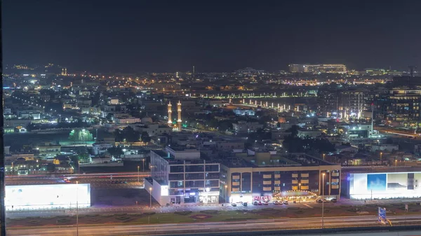 从空中俯瞰迪拜市步行区夜游时间 新的现代部分 明亮的低层大楼和别墅被建成了欧洲风格的街道 谢赫扎耶德公路的交通 — 图库照片