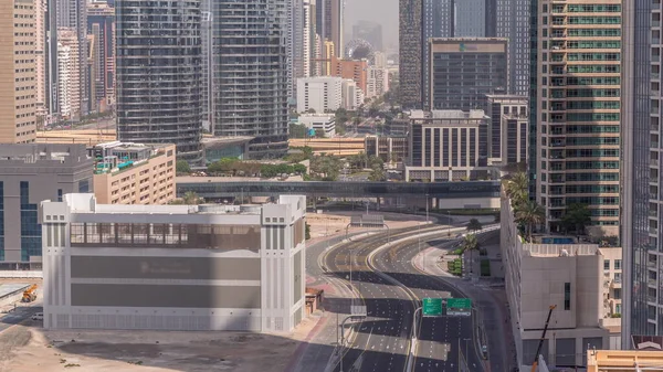 Плотное Движение Дорогам Улицам Футуристическими Башнями Небоскребами Центре Дубая Финансовом — стоковое фото