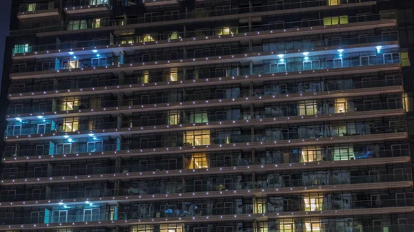 Wysokie Bloki Mieszkalne Świecącymi Oknami Zlokalizowane Dzielnicy Mieszkalnej Miasta Anteny — Zdjęcie stockowe