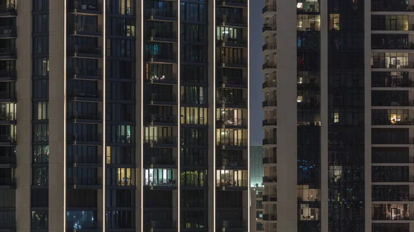 Luz Nocturna Habitaciones Torres Rascacielos Bloques Altos Pisos Con Ventanas — Foto de Stock
