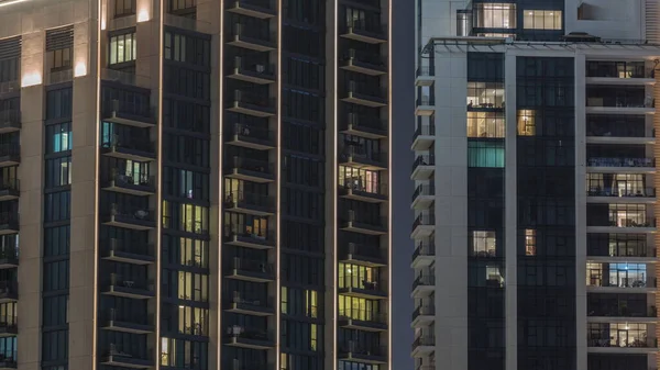 Hohe Wohnblöcke Mit Leuchtenden Fenstern Die Sich Wohnviertel Der Stadt — Stockfoto