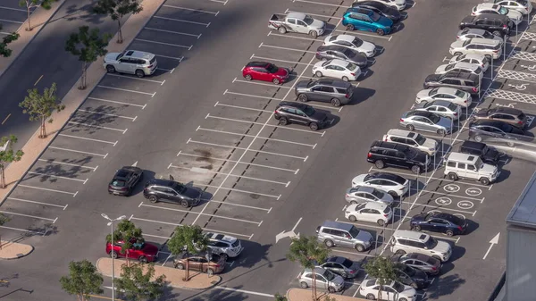 Luftaufnahme Von Vielen Bunten Autos Auf Dem Parkplatz Mit Linien — Stockfoto