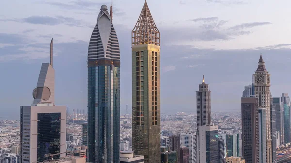 迪拜谢赫扎耶德路上的高层建筑的天线图 从空中到空中的过渡时间 阿联酋 日出前从上往下的国际金融中心摩天大楼 — 图库照片