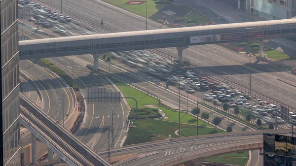 Widok Góry Ruchliwe Skrzyżowanie Dróg Centrum Dubaju Kolorowe Samochody Ciężarówki — Zdjęcie stockowe
