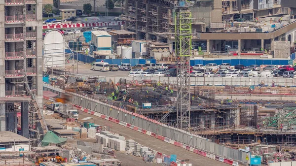 大型建筑工地有许多工作起重机 经过时间 工人创造增援 迪拜商业区住宅及办公区大型发展的高层航景 — 图库照片