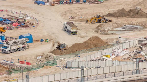 Apartman kompleksi zaman tüneli inşaatı için temel çukuru. Kazı makineleri, buldozerler ve kamyonlar olarak Dubai 'deki derin tesis ve kazılar