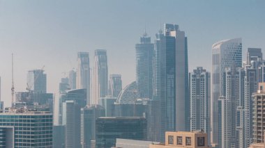 Dubai gökdelenleri sabah iş sahasında güneş doğduktan sonra hareket eden gölgelerle birlikte. Birleşik Arap Emirlikleri 'nin şehir merkezinden hava görüntüsü.