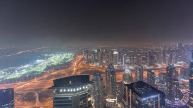 Dubai Marina Panoraması, JLT gökdelenleri ve golf sahası zaman çizelgesi, Dubai, Birleşik Arap Emirlikleri. Yukarıdaki kulelerden hava görüntüsü. Şehir ışıkları aydınlatma