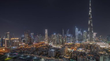 Panorama Dubai 'nin iş hangarını ve şehir merkezindeki kuleleri gösteriyor. Bazı gökdelenlerin çatı manzarası ve inşaat halindeki yeni kuleler