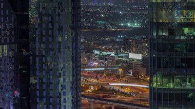 Şehir merkezinden Dubai 'ye uzanan ufuktaki villalar ve ünlü otellerde büyük bir kavşaktan geceye geçiş süresi var. Parlak pencereli gökdelenler tarafından çerçevelenmiş