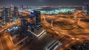 Dubai marinası ve JLT 'nin Sheikh Zayed Yolu boyunca gökdelenleri aydınlattığı panorama büyük kavşak ve Medya Şehri hava sahaları gece zaman çizelgesi ile gösteriliyor. Yukarıdan konut ve ofis binaları.