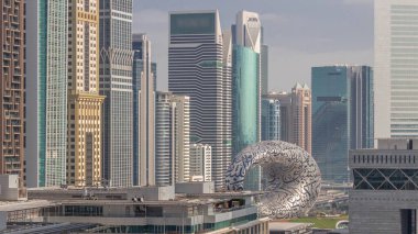 Dubai Uluslararası Finans Bölgesi Sabah Havası zaman çizelgesi. İş ve finans kulelerine yakın görüş. Şehir merkezine yakın otelleri ve müzesi olan gökdelenler.