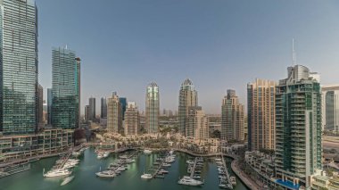 Panorama, Dubai marinasının limandaki en yüksek gökdelenleri ve yatları gösteriyor. Apartman binalarına, otellere ve ofis bloklarına, BAE 'nin modern yerleşim alanlarına bak