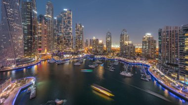 Dubai marinası en uzun gökdelenler ve yatlar limandaki gece hava saatleri. Gün batımından sonra. Apartman binalarına, otellere ve ofis bloklarına, BAE 'nin modern yerleşim alanlarına bak