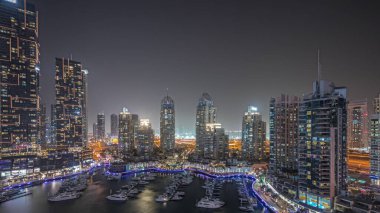 Panorama Dubai marinasının limandaki en yüksek gökdelenleri ve yatları gösteriyor. Apartman binalarına, otellere ve ofis bloklarına, BAE 'nin modern yerleşim alanlarına bak