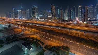Panorama, Dubai marinasının gökdelenlerin en yüksek binasını gösteriyor. JLT bölgesinden apartman binalarına, otellere ve otoyol yakınlarındaki iş kulelerine hava manzarası.