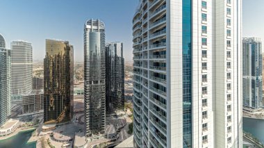 Panorama, Dubai çok amaçlı emtia merkezi karma kullanım bölgesinin bir parçası olan JLT bölgesi hava zaman aralığındaki yüksek konut binalarını gösteriyor. Arka planda villalar