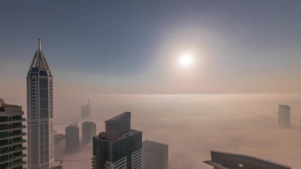 黎明时分 在迪拜码头的上空升起了罕见的晨雾 摩天大楼的屋顶也从空中掠过 从云端俯瞰 阿联酋 — 图库照片