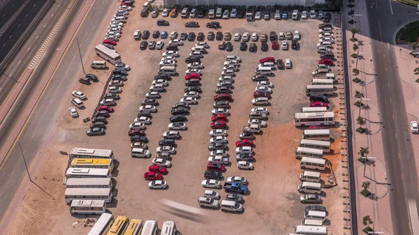 Luftaufnahme Eines Parkplatzes Mit Vielen Autos Und Bussen Reihen Die — Stockfoto