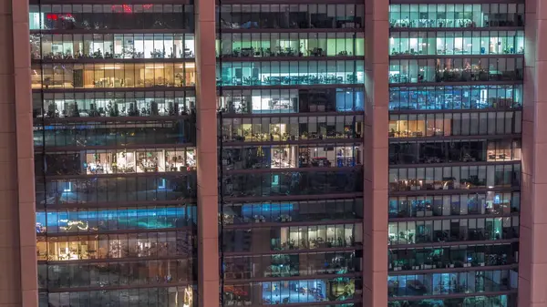 Duże Świecące Okna Nowoczesnych Biurowcach Budynkach Mieszkalnych Dzień Noc Przejściowy — Zdjęcie stockowe
