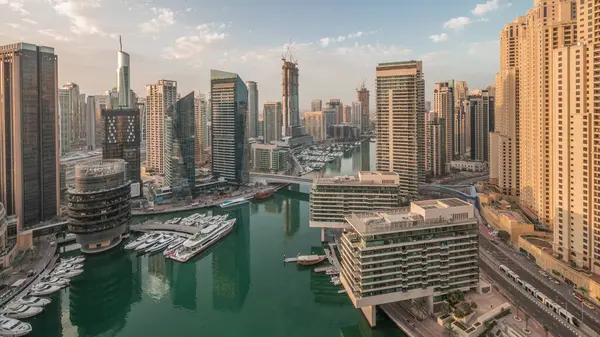 Luchtfoto Naar Dubai Jachthaven Jbr Verlichte Wolkenkrabbers Rond Kanaal Met — Stockfoto