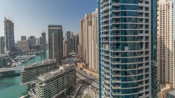 Panorama, Dubai marina gökdelenleri etrafında yüzen tekneler ve JBR bölgeleri zaman dilimli jlt gösteren panorama. Yat kulübünde beyaz tekneler var.