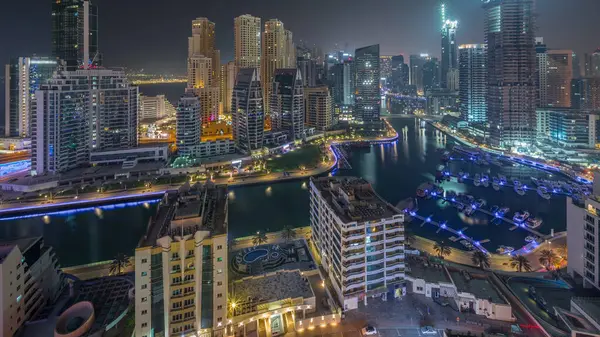 迪拜的码头上停着小船和游艇 通宵都在运河空中俯瞰着摩天大楼 Jbr区的塔楼背景 — 图库照片