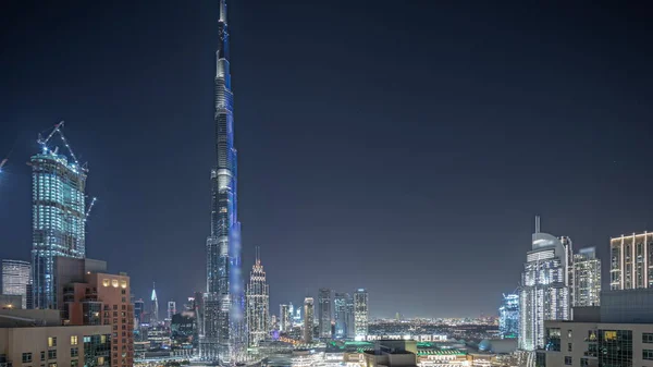 全景显示空中城市景观的夜晚过去了 迪拜市中心的建筑灯火通明 许多高耸的摩天大楼和有闪亮窗户的塔楼 新建筑工地 — 图库照片