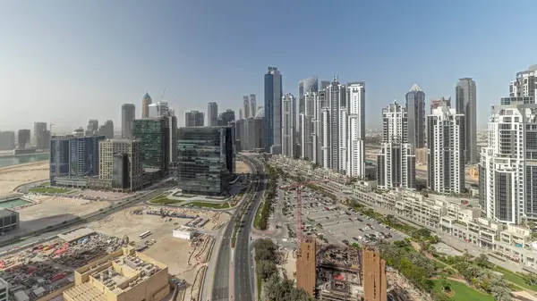 全景显示海湾大道与现代塔住宅发展的商业湾空中时间 阿联酋 有大型停车场和建筑工地的摩天大楼 — 图库照片