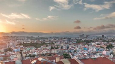 Panorama, Lizbon 'un ünlü hava manzarasını Miradouro da Senhora do Monte turist bakış açısıyla gösteriyor. Alfama ve Mauraria eski şehir zaman dilimi, gün batımında kırmızı çatılar. Dramatik bir gökyüzü. Lizbon, Portekiz