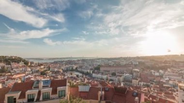 Panorama, Lizbon 'un ünlü hava manzarasını Miradouro da Senhora do Monte turist bakış açısından gösteriyor. Alfama ve Mauraria eski şehir zaman dilimi, 25 Nisan Köprüsü, gün batımında. Lizbon, Portekiz