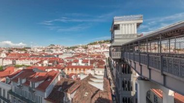 Lizbon 'un Alfama ve Baixa bölgelerini gösteren panorama Sao Jorge şatosu ve tarihi Santa Justa asansörünün panoramik terası, yukarıdan eski demir asansör.