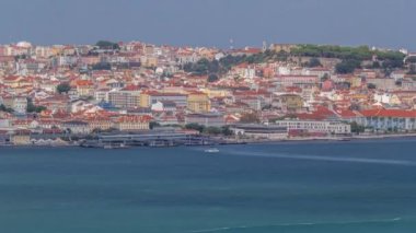 Lizbon 'un Tagus nehri üzerindeki havadan Almada' daki Cristo Rei 'nin yatlar, turist botları ve zaman çizelgesi. Kırmızı çatıları olan tarihi bir bölge. Kale üstte. Lizbon, Portekiz