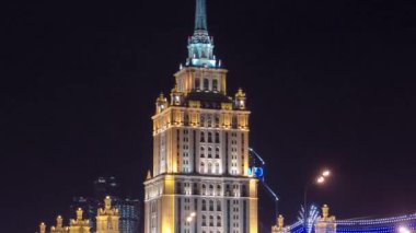 Ukrayna Oteli Kış Gecesi Hiperlapası Moskova 'daki Yedi Kardeş Gökdelenler' den biri. Stalins Dönemi 'nden Iconic Landmark, Moskova Nehri Köprüsü ile Aydınlanmış Şehir